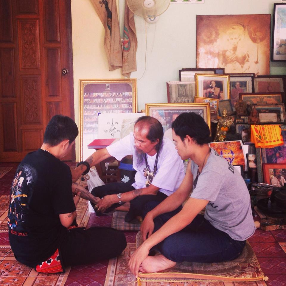 Поездка за магическими татуировками Сак Янт в Айюттхайя к мастеру Кобу экскурсия компании Seven Countries в Паттайе Таиланде фото 8