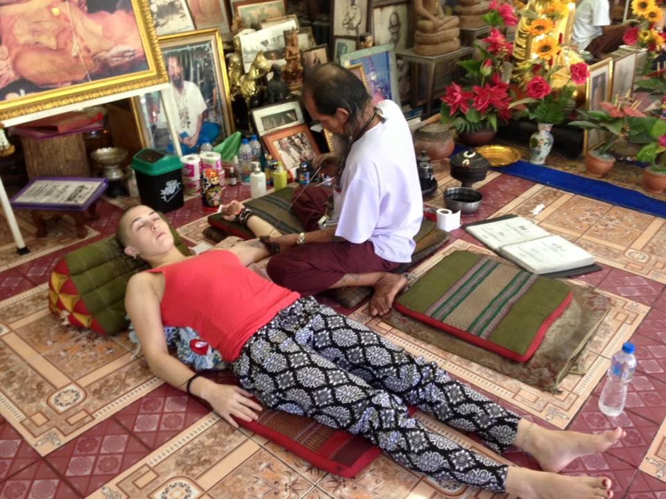 Поездка за магическими татуировками Сак Янт в Айюттхайя к мастеру Кобу экскурсия компании Seven Countries в Паттайе Таиланде фото 9