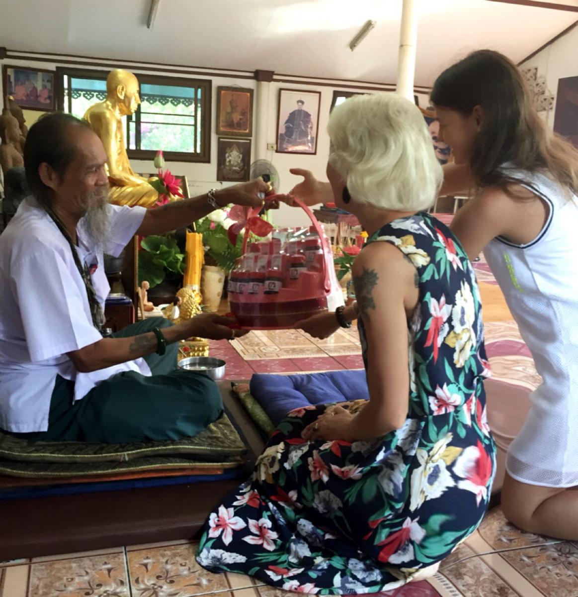 Поездка за магическими татуировками Сак Янт в Айюттхайя к мастеру Кобу экскурсия компании Seven Countries в Паттайе Таиланде фото 7